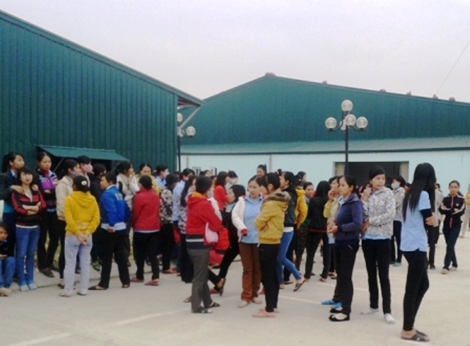 Thanh Hóa: Hàng trăm công nhân đình công đòi quyền lợi - 1 Vào tháng 10/2015, hàng trăm công nhân nơi đây cũng từng tổ chức đình công đòi tăng lương, giảm giờ làm...