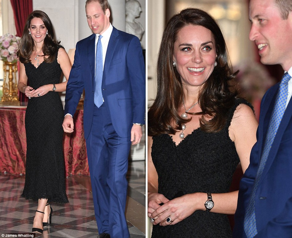 Công nương Anh thay 3 bộ trang phục trong ngày đầu thăm chính thức Pháp - 11
Trong khi đó, Hoàng tử William diện một bộ complê màu xanh. (Ảnh: Dailymail)