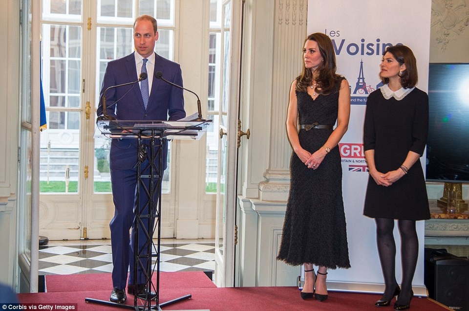 Công nương Anh thay 3 bộ trang phục trong ngày đầu thăm chính thức Pháp - 12
Hoàng tử William phát biểu trong khi Công nương Catherine và bà Anne Llewellyn, phu nhân của Đại sứ Anh, đứng gần đó. (Ảnh: Getty)