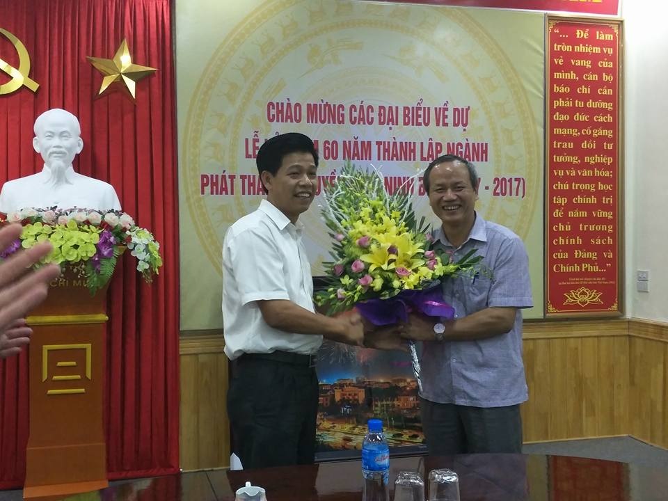 CLB phóng viên báo chí Ninh Bình làm chương trình thiện nguyện hướng về quê hương - 4
Ông Phạm Văn Hoành (trái), Tổng biên tập Thời báo Tài Chính Việt Nam, Chủ tịch Câu lạc bộ phóng viên báo chí quê hương Ninh Bình tại Hà Nội tặng hoa lãnh đạo Đài phát thanh và truyền hình Ninh Bình