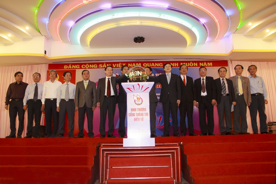 Khai trương Cổng thông tin điện tử của Hội Nhà báo Việt Nam - 1
Các đại biểu bấm nút khai trương Cổng thông tin điện tử Hội Nhà báo Việt Nam (Ảnh: Đình Thiện)