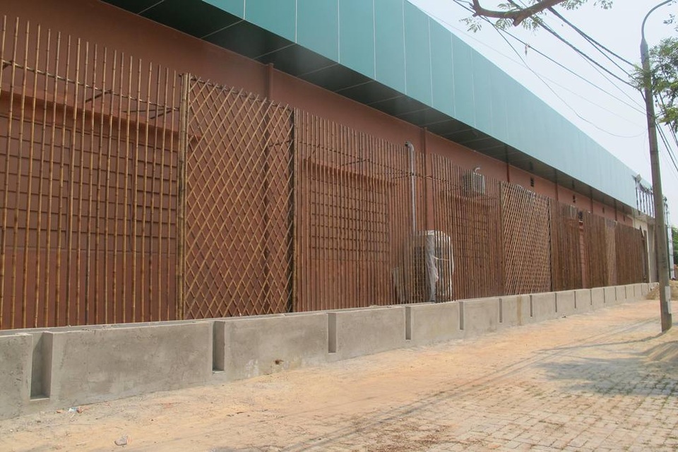Cận cảnh công trình không phép tại Đà Nẵng xuất hiện 5 người Trung Quốc - 1
Công trình không phép được xây dựng trong một nhà kho. Nhìn bên ngoài thì không ai biết bên trong đang xây dựng.