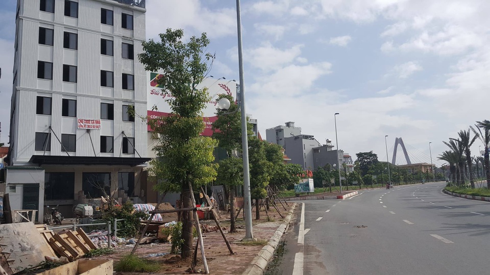 Kiên quyết xử lý khách sạn “xén” đất nông nghiệp vươn ra cầu Nhật Tân - 1 Công trình khách sạn tự ý tháo dỡ hàng rào an toàn cầu Nhật Tân và hô biến đất nông nghiệp trái phép để vươn ra mặt đường gom cầu Nhật Tân, gây ảnh hưởng tới an toàn giao thông.