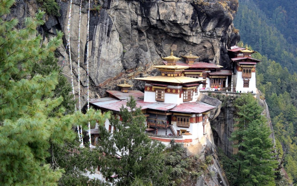 Nếu có dịp đến với Bhutan, đừng quên ghé thăm tu viện Taktsang Palphug- một trong những công trình đáng kinh ngạc nhất thế giới. Sở hữu vẻ đẹp không thể bàn cãi với phong cách kiến trúc rất riêng của đất nước hạnh phúc nhất thế giới, ngôi đền này đã sớm nổi danh khắp thế giới và trở thành điểm hút khách du lịch số một Bhutan.