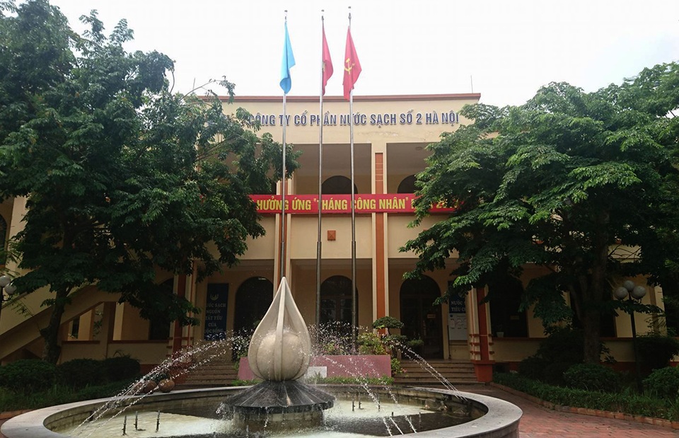 Hà Nội: Công ty nước sạch “bỏ mặc” người dân thiếu nước 20 ngày - 9 Sáng nay (6/6), phóng viên đã đến Công ty Cổ phần nước sạch số 2 Hà Nội để tìm hiểu, nhưng lãnh đạo công ty bận, hẹn trả lời sau.