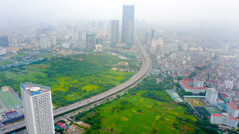 Hình ảnh mới nhất về các dự án "điều hòa" khổng lồ của Hà Nội - 7
Dự án công viên lớn nhất được khởi công trong năm vừa qua là khu công viên và hồ điều hòa CV1 Khu đô thị mới Cầu Giấy. Công viên được xây dựng theo hình thức BT (Xây dựng – Chuyển giao), diện tích sử dụng đất khoảng 31,76 ha nằm trên địa bàn quận Nam Từ Liêm và Cầu Giấy.