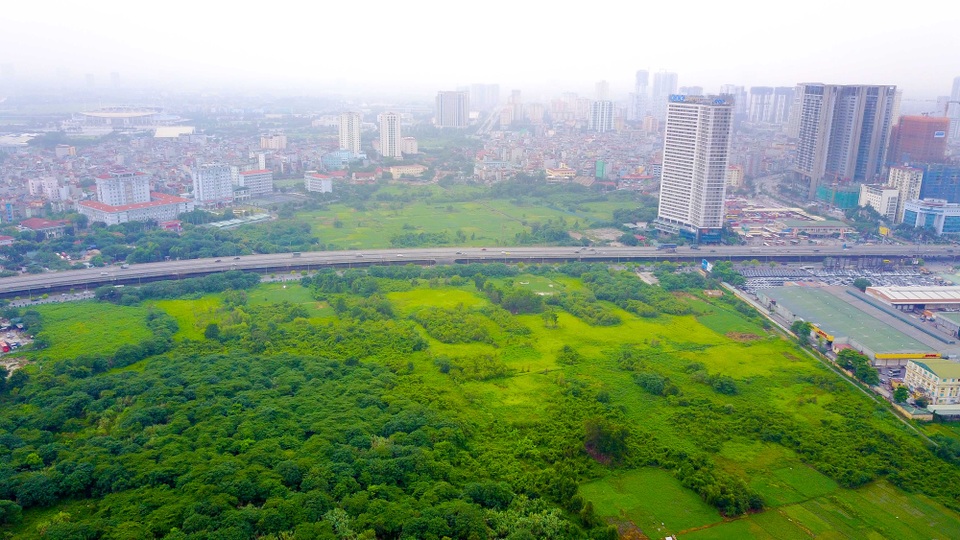 Hình ảnh mới nhất về các dự án "điều hòa" khổng lồ của Hà Nội - 8
Dự án có tổng mức đầu tư 938 tỷ đồng gồm các hạng mục chính như: đào các hồ điều hòa với diện tích 19 ha; 12,76 ha còn lại là các hạng mục cây xanh, sân vườn, khu phụ trợ vui chơi với các công trình điển hình như: nhà thuyền, khu vực hoạt động vui chơi, nhà hát ngoài trời... Dự án khởi công vào tháng 7/2016, dự kiến hoàn thành và đưa vào sử dụng trong quý III/2018.