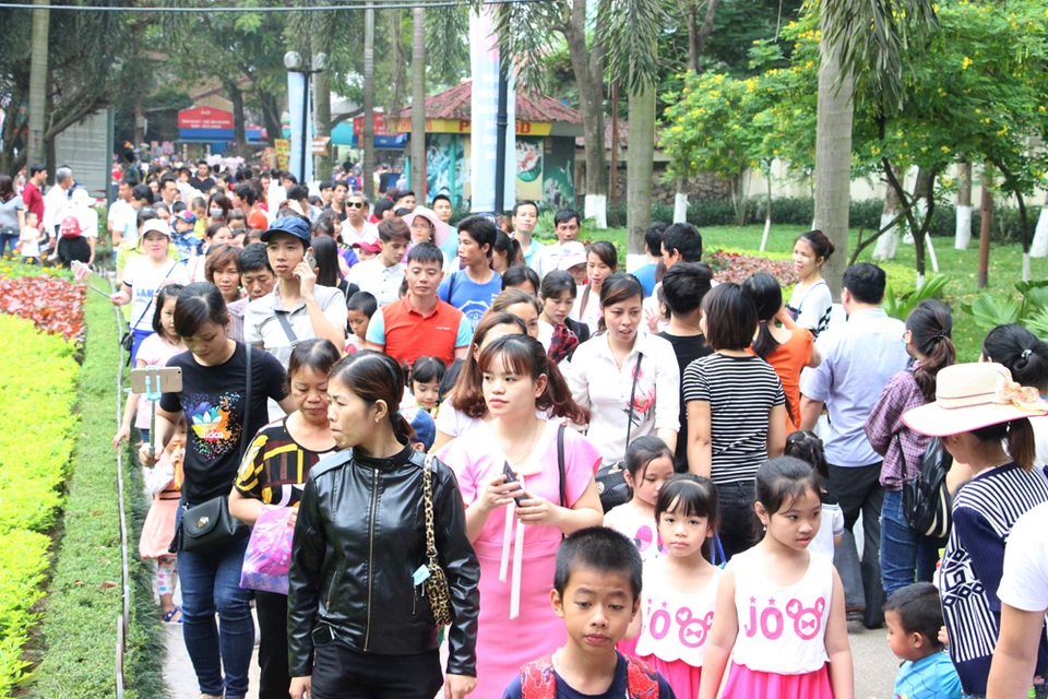 Hà Nội: "Biển người" đổ về công viên Thủ Lệ vui chơi ngày 30/4 - 4 Hà Nội: "Biển người" đổ về công viên Thủ Lệ vui chơi ngày 30/4 - 4