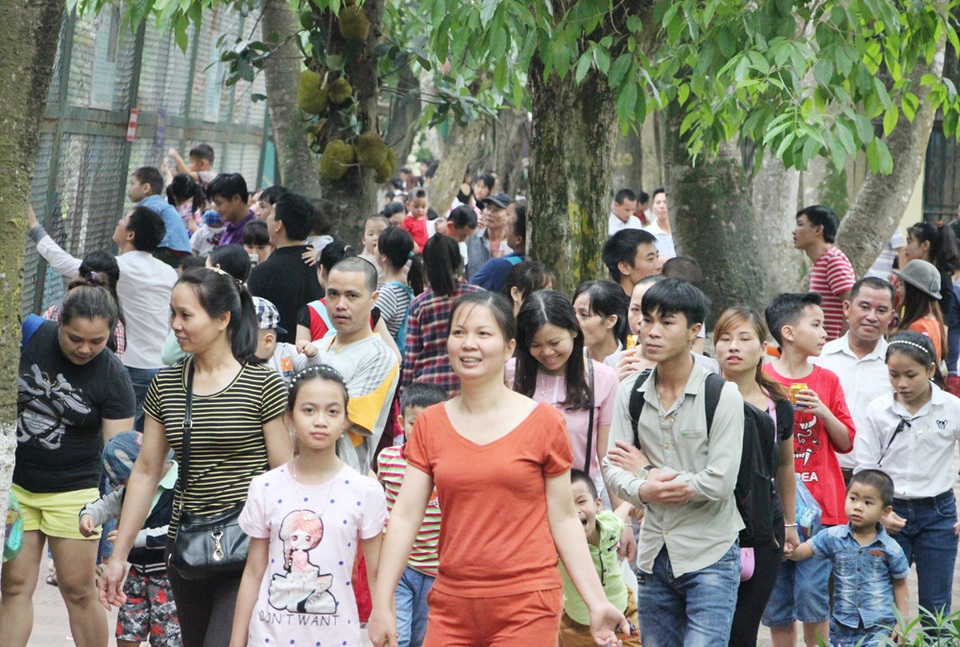 Hà Nội: "Biển người" đổ về công viên Thủ Lệ vui chơi ngày 30/4 - 3 Hà Nội: "Biển người" đổ về công viên Thủ Lệ vui chơi ngày 30/4 - 3