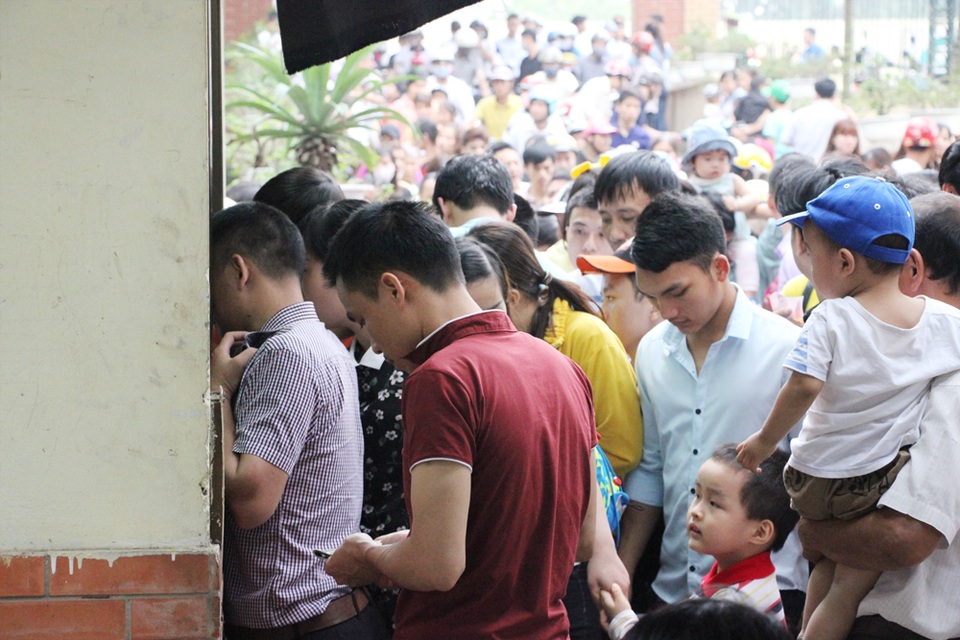 Hà Nội: "Biển người" đổ về công viên Thủ Lệ vui chơi ngày 30/4 - 2 Quầy bán vé vào cửa đã quá tải ngay từ sớm.