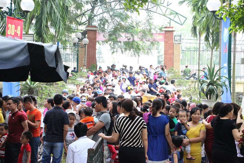 Hà Nội: "Biển người" đổ về công viên Thủ Lệ vui chơi ngày 30/4 - 1 Lúc 8h15 sáng 30/4, tại vị trí cổng vào công viên Thủ Lệ trên đường Kim Mã đã chật cứng người.