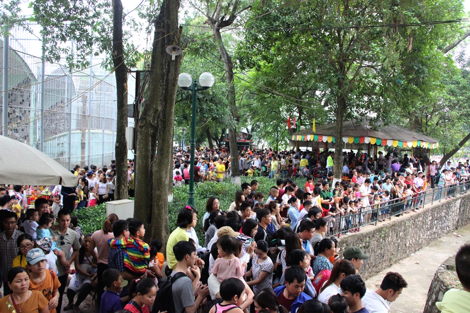 Hà Nội: "Biển người" đổ về công viên Thủ Lệ vui chơi ngày 30/4 - 9 Hà Nội: "Biển người" đổ về công viên Thủ Lệ vui chơi ngày 30/4 - 9