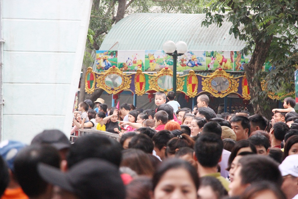 Hà Nội: "Biển người" đổ về công viên Thủ Lệ vui chơi ngày 30/4 - 6 Hà Nội: "Biển người" đổ về công viên Thủ Lệ vui chơi ngày 30/4 - 6