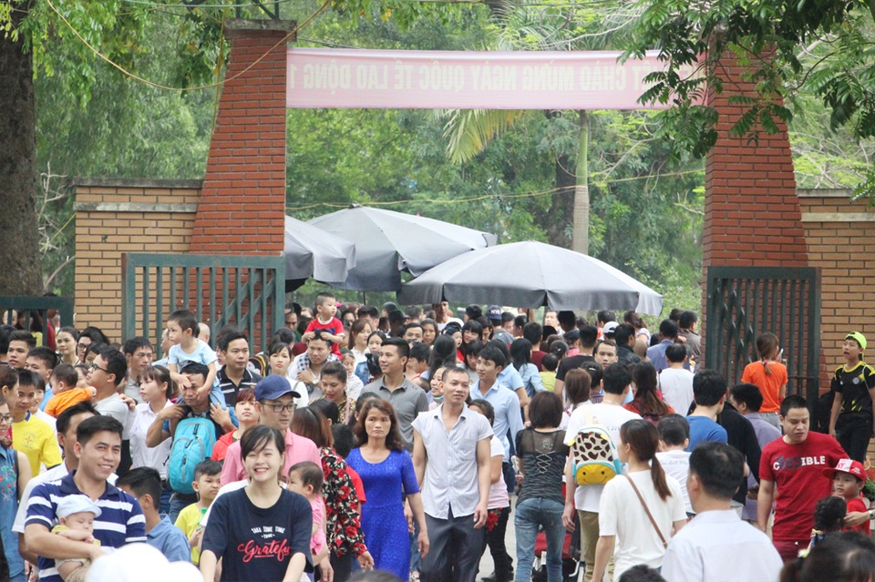 Hà Nội: "Biển người" đổ về công viên Thủ Lệ vui chơi ngày 30/4 - 13 Đến 10h30 sáng cùng ngày, lượng người vẫn tiếp tục đổ về công viên Thủ Lệ.