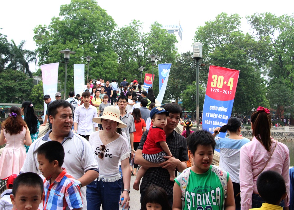 Hà Nội: "Biển người" đổ về công viên Thủ Lệ vui chơi ngày 30/4 - 5 
Các lối đi trong công viên Thủ Lệ luôn trong tình trạng đông kín người.