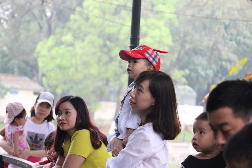 Hà Nội: "Biển người" đổ về công viên Thủ Lệ vui chơi ngày 30/4 - 12 
Những đứa trẻ dù toát mồ hôi trong đám đông chen lấn vẫn tỏ ra rất thích thú.