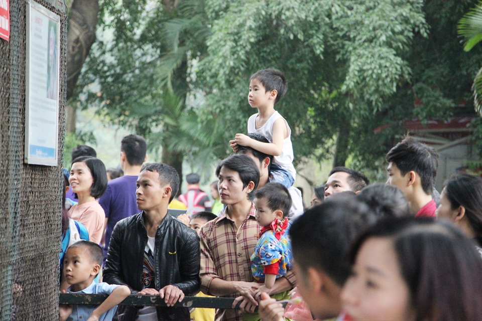 Hà Nội: "Biển người" đổ về công viên Thủ Lệ vui chơi ngày 30/4 - 11 Hà Nội: "Biển người" đổ về công viên Thủ Lệ vui chơi ngày 30/4 - 11