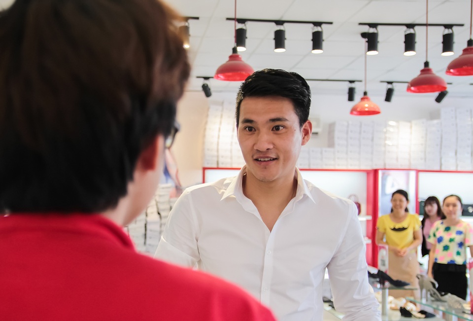 Công Vinh khá hào hứng với việc chọn đồ cho vợ.