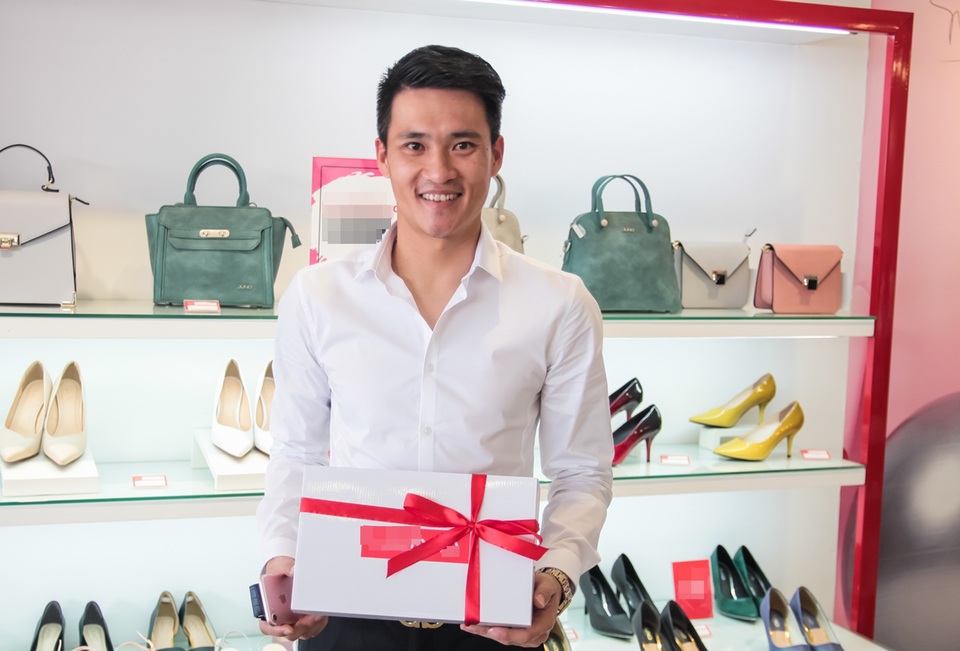 Anh tự tay thắt nơ hộp quà tặng vợ.