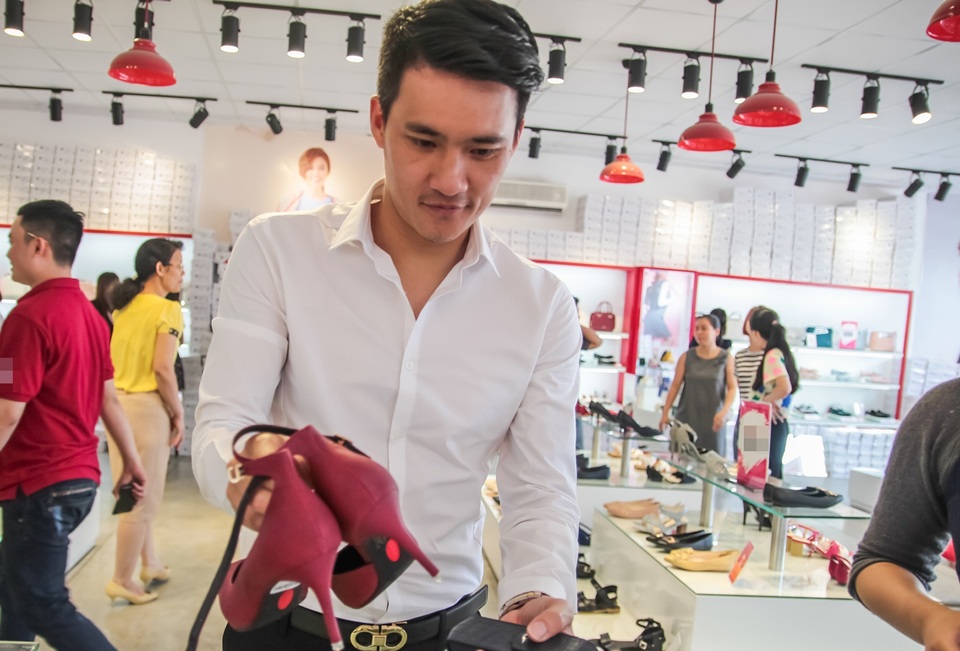 Thay vì những món quà tiền tỷ gây sốc, lần này Quang Vinh chọn một món quà 8/3 đơn giản.