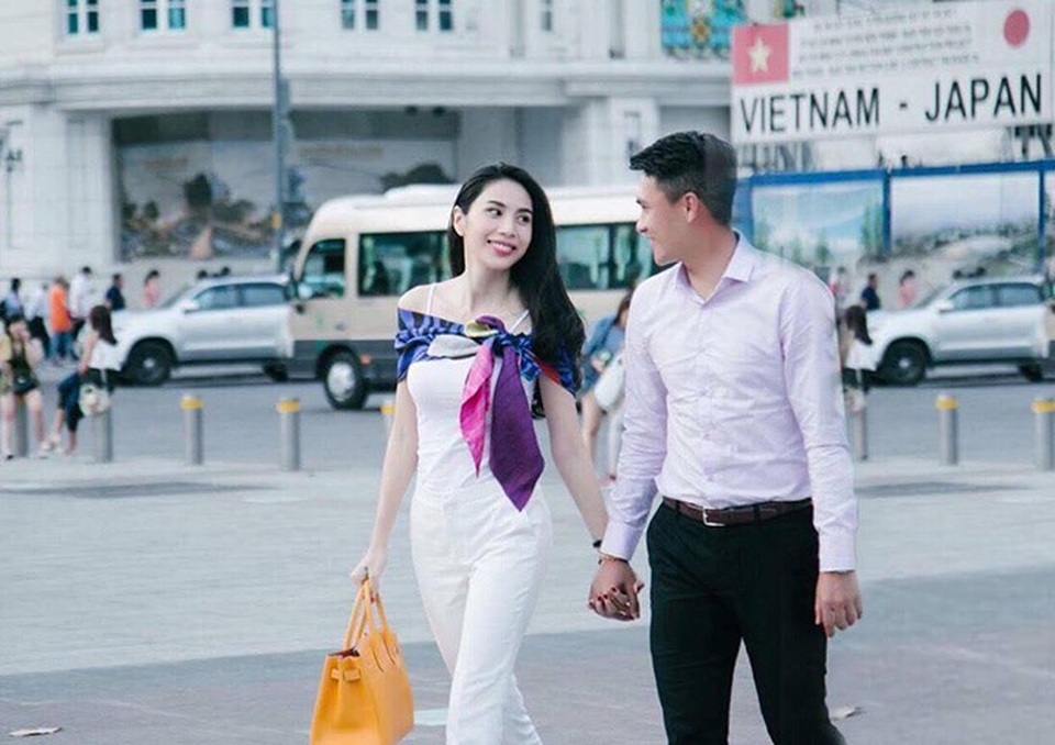 Phạm Hương “về quê cuốc đất”, Thanh Hằng bớt shopping để dành tiền nuôi con - 6 Tiền đạo Lê Công Vinh chia sẻ khoảnh khắc tình cảm bên vợ - ca sĩ Thủy Tiên và dành cho bà xã nhiều lời tâm sự ngọt ngào khi cô luôn chăm sóc và quan tâm mỗi khi chồng bị chấn thương.