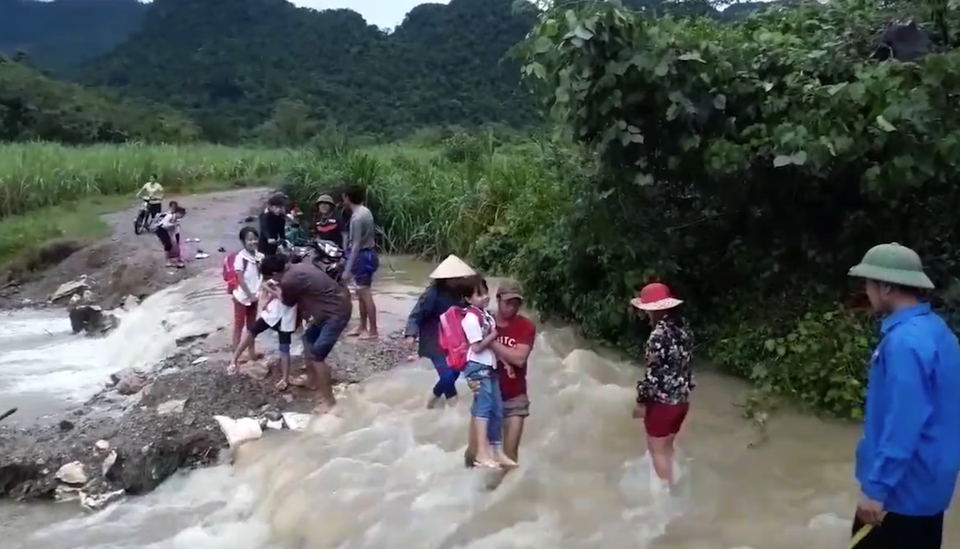 Xúc động hình ảnh đoàn viên thanh niên giúp học sinh vượt lũ đến trường - 2 Các em phải được người lớn bế qua suối nước chảy xiết.