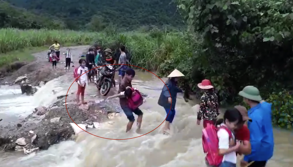 Xúc động hình ảnh đoàn viên thanh niên giúp học sinh vượt lũ đến trường - 3 Công việc bế các cháu qua suối cũng khá vất vả và nguy hiểm.