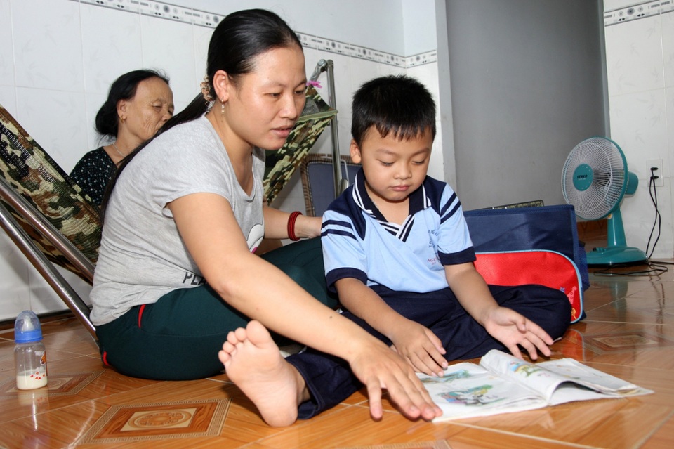 Người phụ nữ thầm lặng sau nhà vô địch Lê Văn Công - 4 Dù cuộc sống còn nhiều khó khăn nhưng gia đình luôn là chỗ dựa vững chắc của đô cử Lê Văn Công. Ảnh: Nhân vật cung cấp