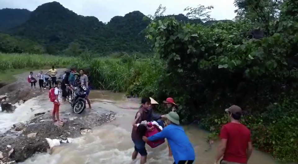 Xúc động hình ảnh đoàn viên thanh niên giúp học sinh vượt lũ đến trường - 4 Đoàn thanh niên xã Thọ Sơn giúp đỡ người dân và các em học sinh qua cầu.