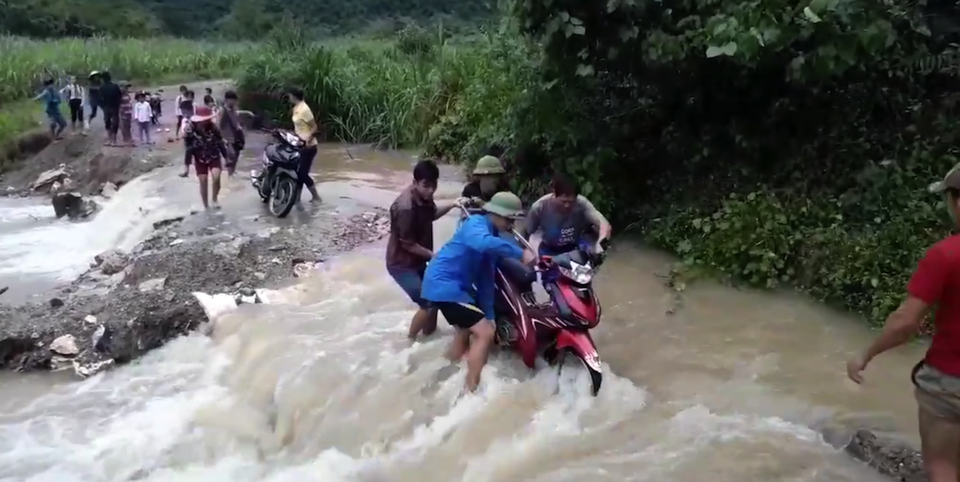 Xúc động hình ảnh đoàn viên thanh niên giúp học sinh vượt lũ đến trường - 5 Xe máy cũng phải được sự hỗ trợ của mọi người để đưa qua suối.