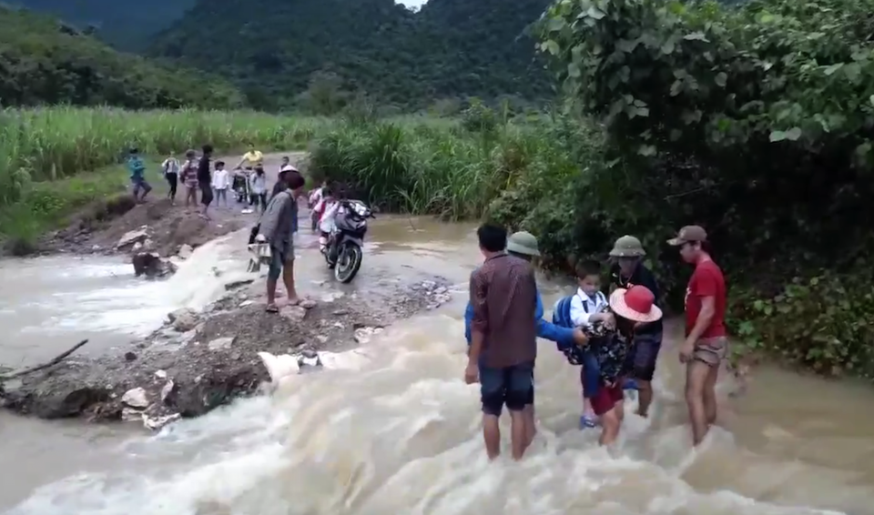 Xúc động hình ảnh đoàn viên thanh niên giúp học sinh vượt lũ đến trường - 6 Theo chính quyền xã Thọ Sơn, hiện chiếc cầu tràn nay bị mưa lũ gây xói lở, sạt lở nghiêm trọng và gặp nhiều khó khăn trong việc di chuyển qua đây. Đặc biệt, đối với các em học sinh qua đây luôn gặp nhiều gian nan.