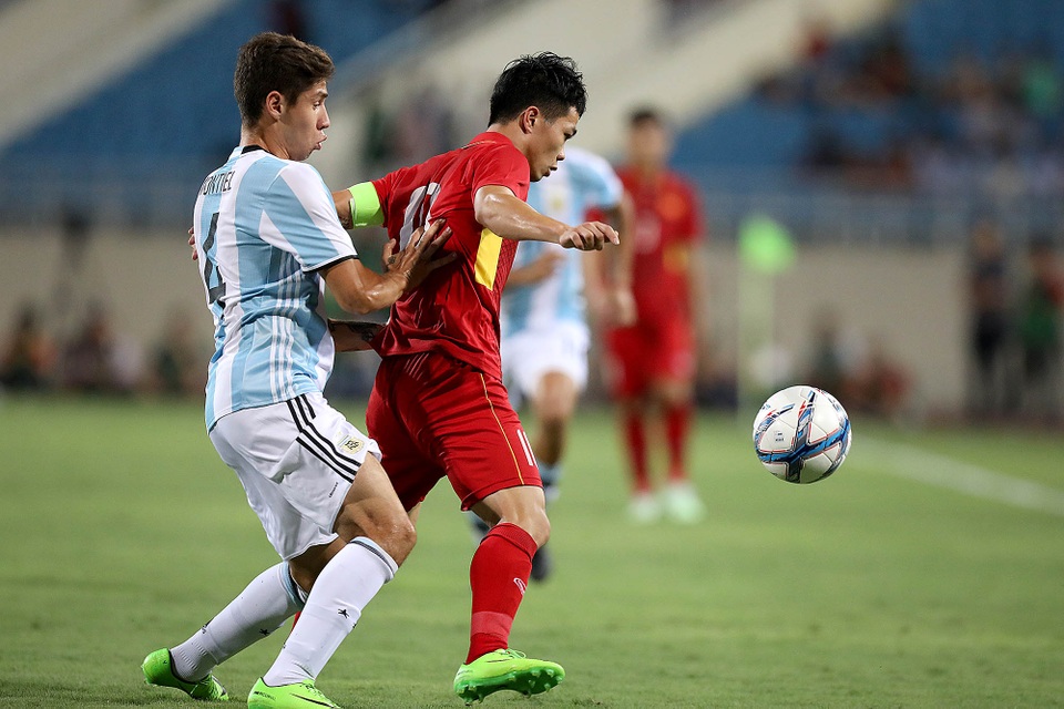 Công Phượng đeo băng đội trưởng của U22 Việt Nam? - 2 ... ở trận giao hữu với U20 Argentina ít tháng trước, băng đội trưởng vẫn nằm trên tay áo Công Phượng (ảnh: Gia Hưng)