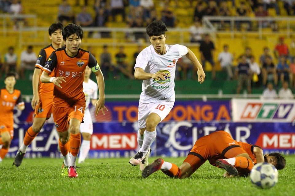 Về lý thuyết, Công Phượng rất hợp với vai tiền vệ, nhưng điều quan trọng nhất là cầu thủ này phải thay đổi tư duy chơi bóng để hợp với thực tế (ảnh: Nguyễn Đình)