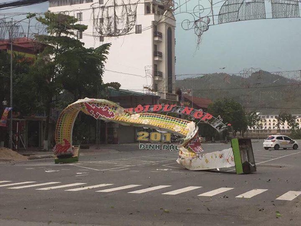 Gió lốc quật ngã nhiều cây xanh, làm tốc mái gần 800 nhà dân Lào Cai - 3
Cổng chào cũng bị quật ngã