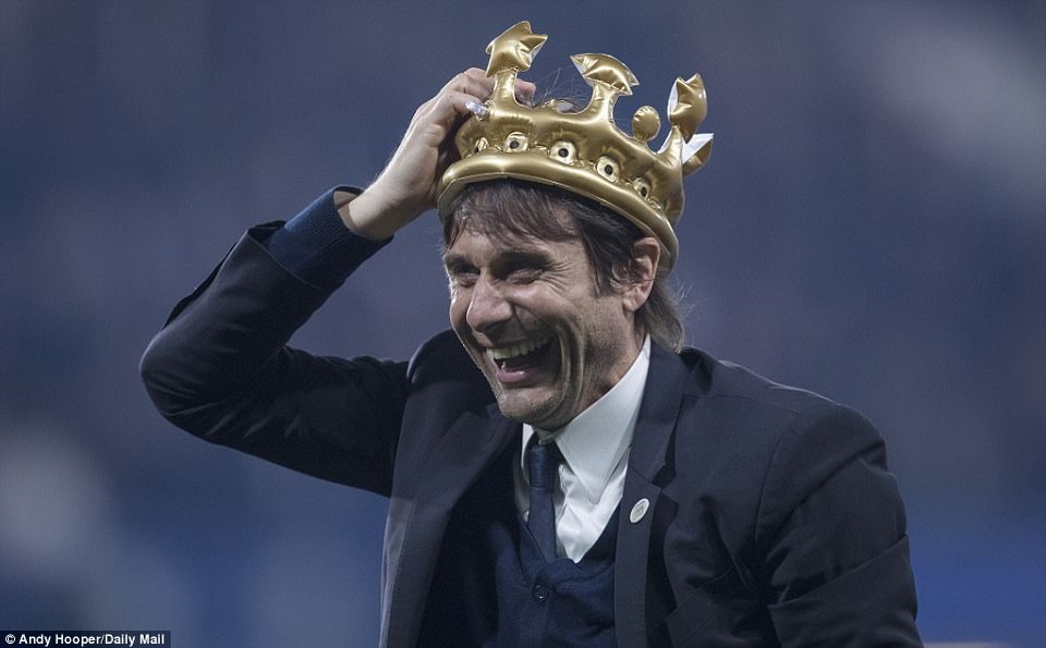 Chelsea 4-3 Watford: Rượt đuổi tỉ số quyết liệt - 1
Conte vui vẻ đội chiếc vương miện nhái sau trận đấu với Watford