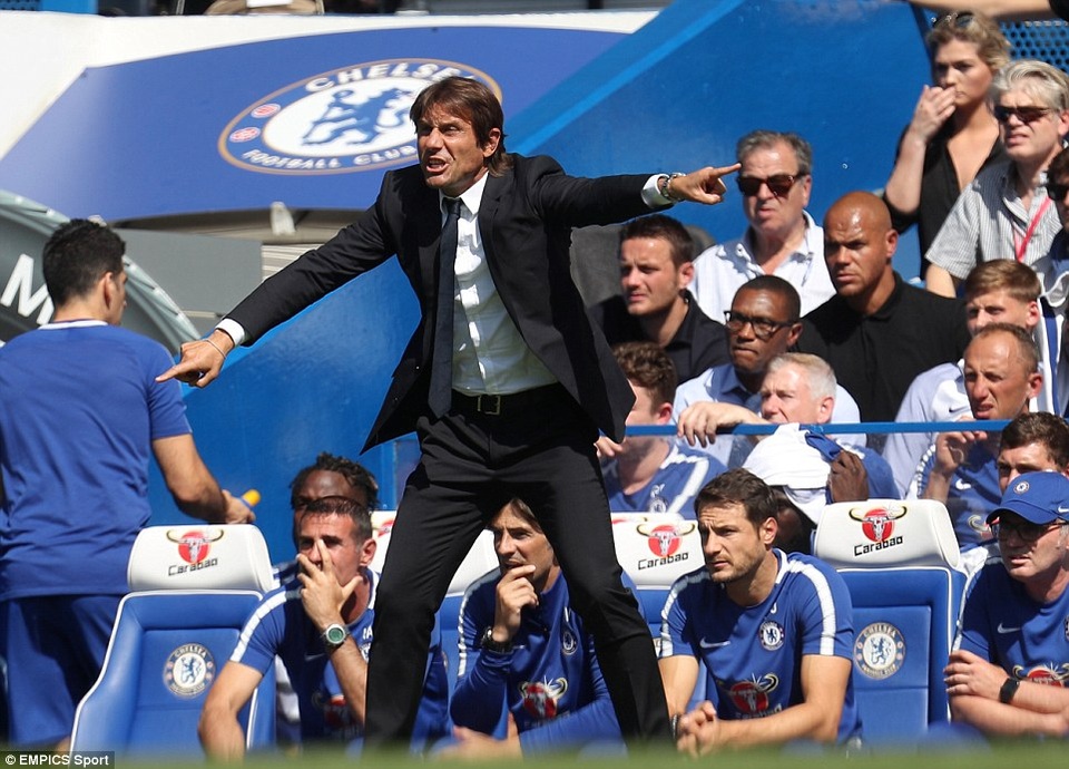 
Conte vẫn hò hét nhiệt tình chỉ đạo học trò thi đấu
