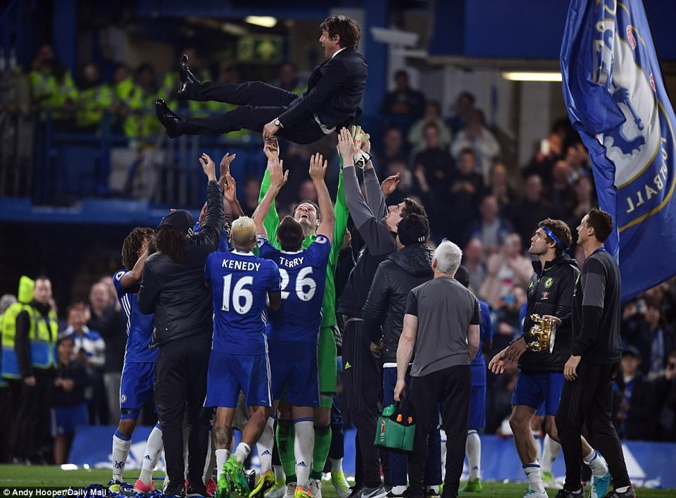 HLV Conte đội vương miện, vợ cảm động rơi nước mắt - 1 Các cầu thủ Chelsea tung HLV Conte lên như người hùng