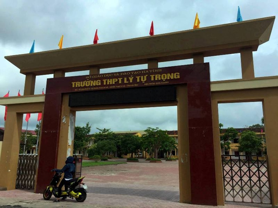 Cấm giáo viên nữ mặc váy vì... sợ ảnh hưởng đến học sinh - 1
Trường THPT Lý Tự Trọng (thị trấn Thạch Hà, Hà Tĩnh) nơi vừa ra văn bản cấm giáo viên nữ mặc váy.