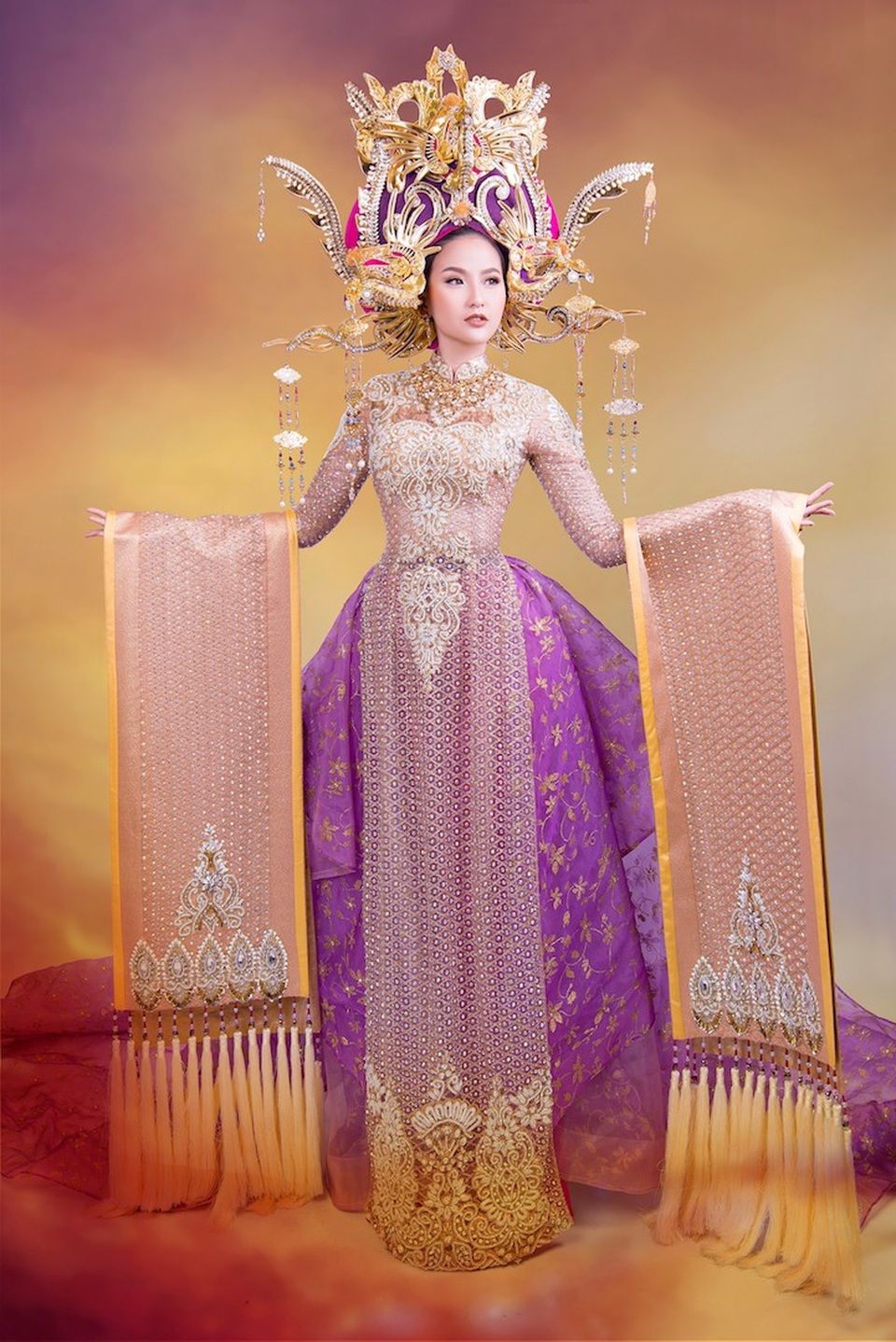 Trang phục dân tộc của Khánh Ngân tại Miss Globe lấy cảm hứng từ Hoàng hậu Nam Phương - 7 Trang phục dân tộc của Khánh Ngân tại Miss Globe lấy cảm hứng từ Hoàng hậu Nam Phương - 7