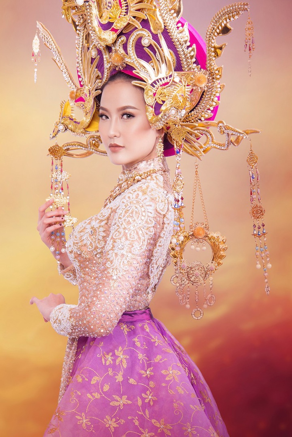Trang phục dân tộc của Khánh Ngân tại Miss Globe lấy cảm hứng từ Hoàng hậu Nam Phương - 4 Trang phục dân tộc của Khánh Ngân tại Miss Globe lấy cảm hứng từ Hoàng hậu Nam Phương - 4