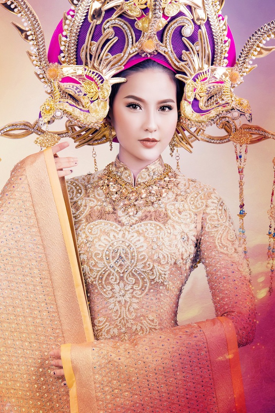 Trang phục dân tộc của Khánh Ngân tại Miss Globe lấy cảm hứng từ Hoàng hậu Nam Phương - 3 Trang phục dân tộc của Khánh Ngân tại Miss Globe lấy cảm hứng từ Hoàng hậu Nam Phương - 3