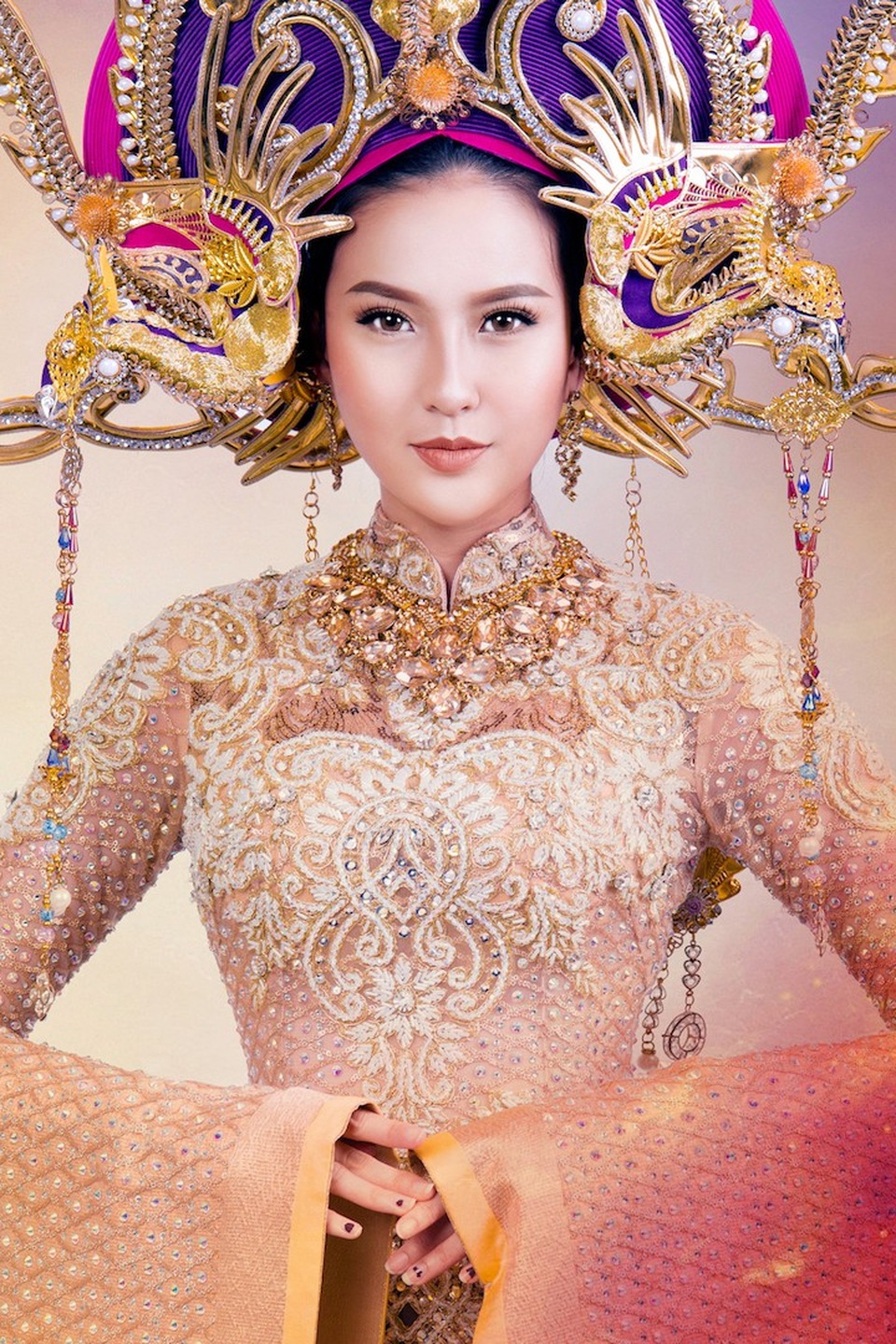 Trang phục dân tộc của Khánh Ngân tại Miss Globe lấy cảm hứng từ Hoàng hậu Nam Phương - 2 Trang phục dân tộc của Khánh Ngân tại Miss Globe lấy cảm hứng từ Hoàng hậu Nam Phương - 2