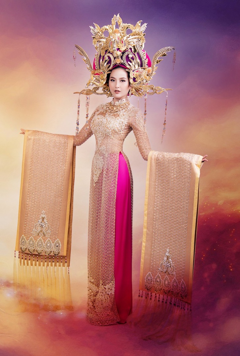 Trang phục dân tộc của Khánh Ngân tại Miss Globe lấy cảm hứng từ Hoàng hậu Nam Phương - 5 Trang phục dân tộc của Khánh Ngân tại Miss Globe lấy cảm hứng từ Hoàng hậu Nam Phương - 5