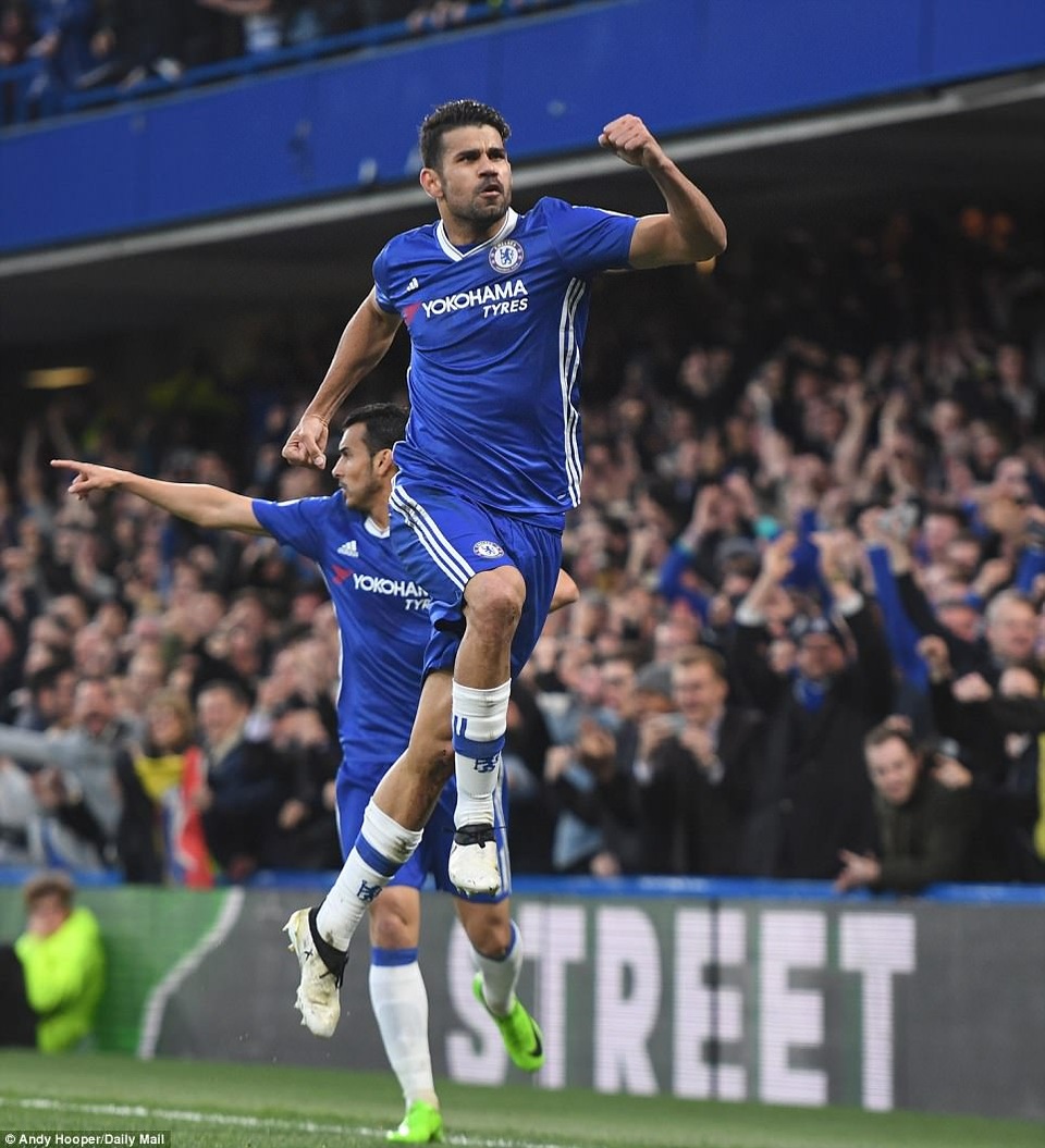 Thắng đậm Middlesbrough, Chelsea áp sát ngôi vô địch Premier League - 2
Costa ăn mừng sau khi giúp Chelsea mở tỉ số