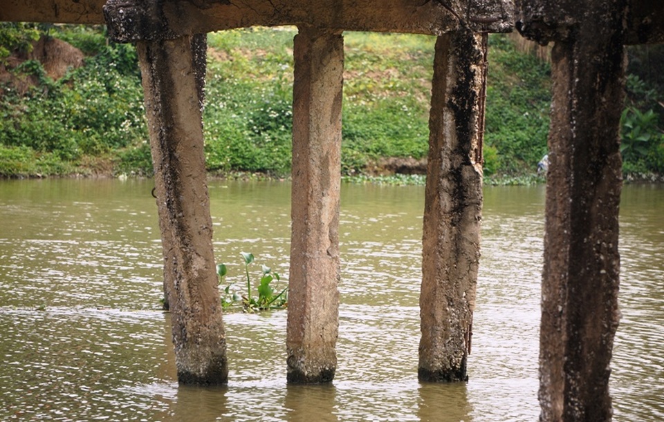 Cột chống bằng bê tông cũng đã đứt gãy nhiều chỗ