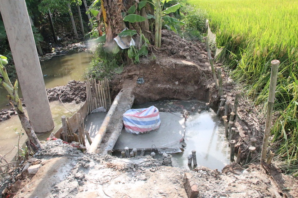 Dân “tố” móng cột điện không an toàn, đơn vị thi công phải làm lại - 4 Ngay sau khi nhận phản ánh, công ty Điện lực Hà Nam đã yêu cầu đơn vị thi công làm lại móng cột điện mới để đảm bảo an toàn