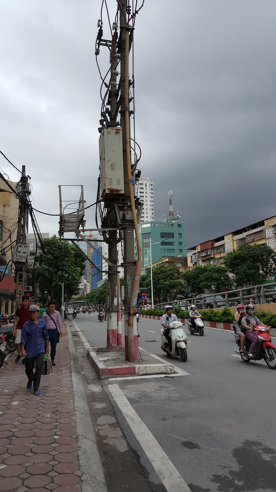 Người dân phản ánh nhiều lần, nhưng hai chiếc cột điện vẫn hiên ngang nằm trên mặt phố trung tâm Hà Nội.