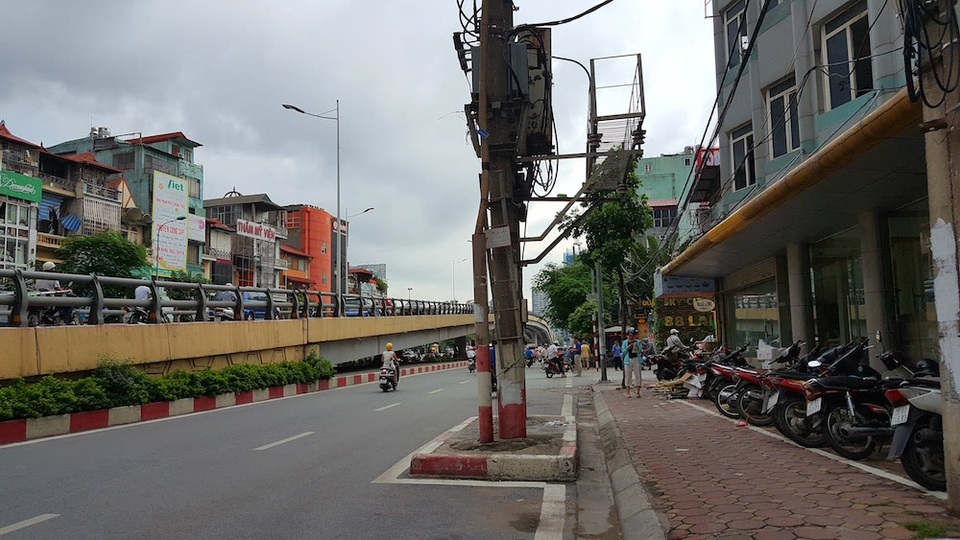 Hai chiếc cột điện chiếm 1/3 diện tích mặt đường Láng Hạ nhưng suốt một thời gian dài không được di dời tới vị trí thích hợp.