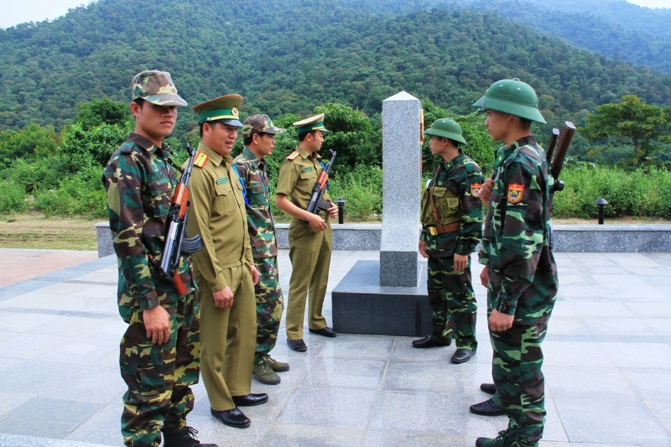 Ấm áp nghĩa tình nơi hai tuyến biên giới - 4 Cán bộ, chiến sĩ Đồn Biên phòng Cửa khẩu Tén Tằn cùng với lực lượng nước bạn Lào tuần tra bảo vệ mốc giới