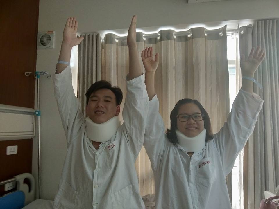 Bệnh nhân nội soi thoát vị đĩa đệm đường trước được xuất viện chỉ sau 2 ngày - 2
Sau phẫu thuật, cả 2 bệnh nhân đều có thể nhấc tay lên cao mà không còn đau, tê cứng như trước